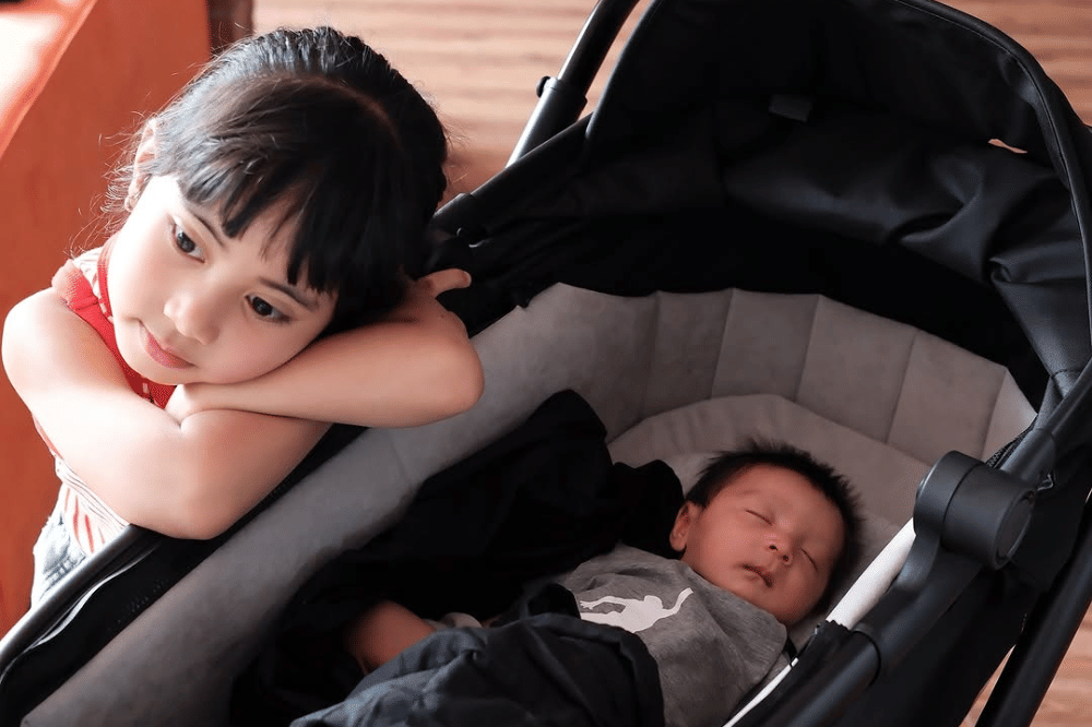 Momen Okin dan Rachel Venny Jenguk Baby Andrew 4.png