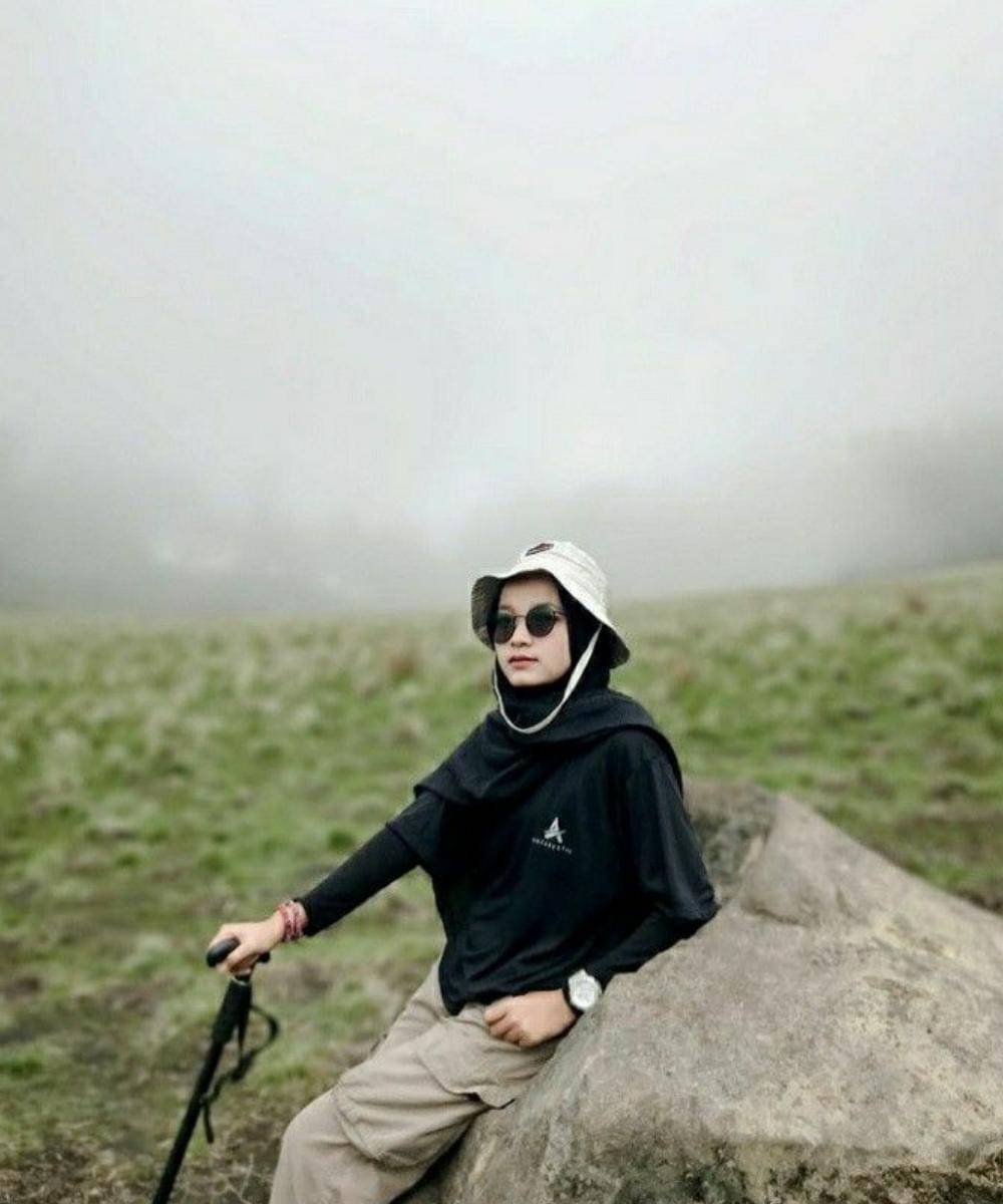 Inspirasi Outfit Camping Perempuan yang Nyaman, Praktis, dan Stylish (3).jpg