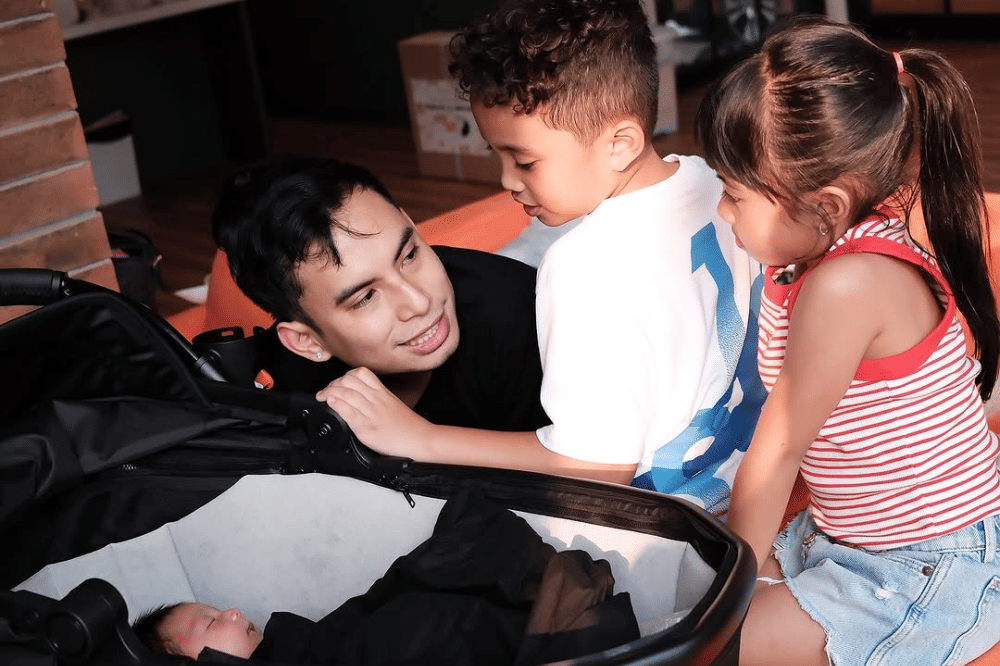 Momen Okin dan Rachel Venny Jenguk Baby Andrew 3.png