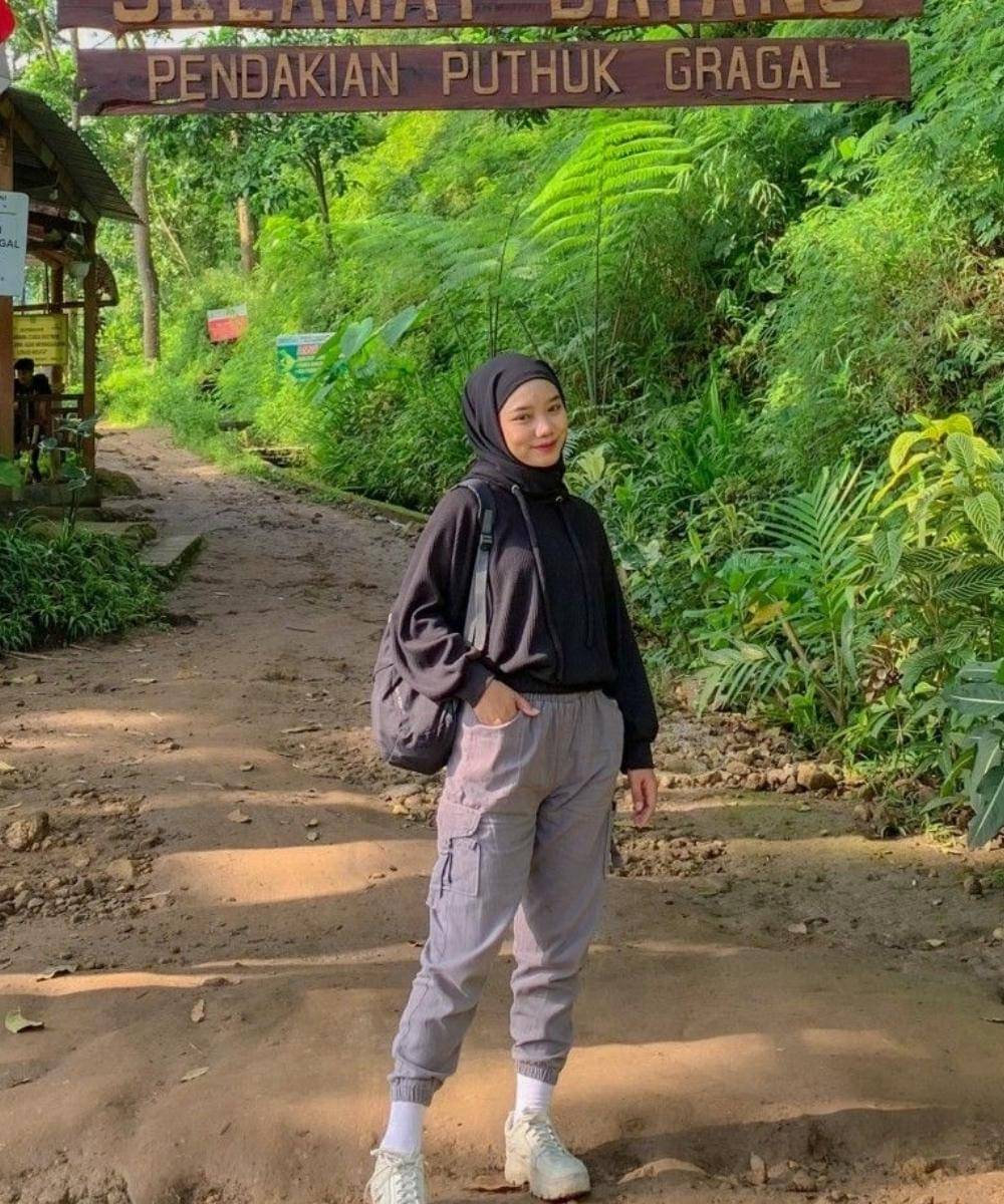 Inspirasi Outfit Camping Perempuan yang Nyaman, Praktis, dan Stylish (4).jpg