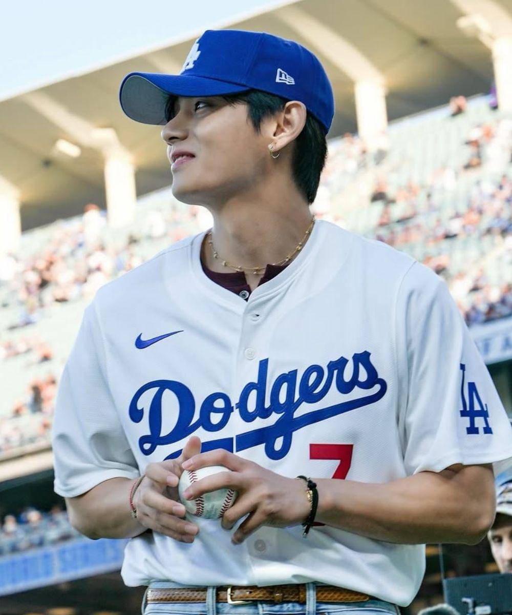Gaya V BTS saat Hadiri Pertandingan Dodgers, Aura Cool Maksimal