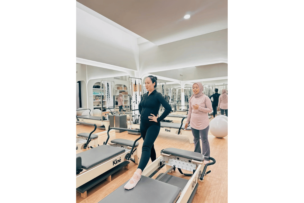 Potret Pamela Bowie Jalani Prenatal Yoga di Kehamilan Kedua 5.png