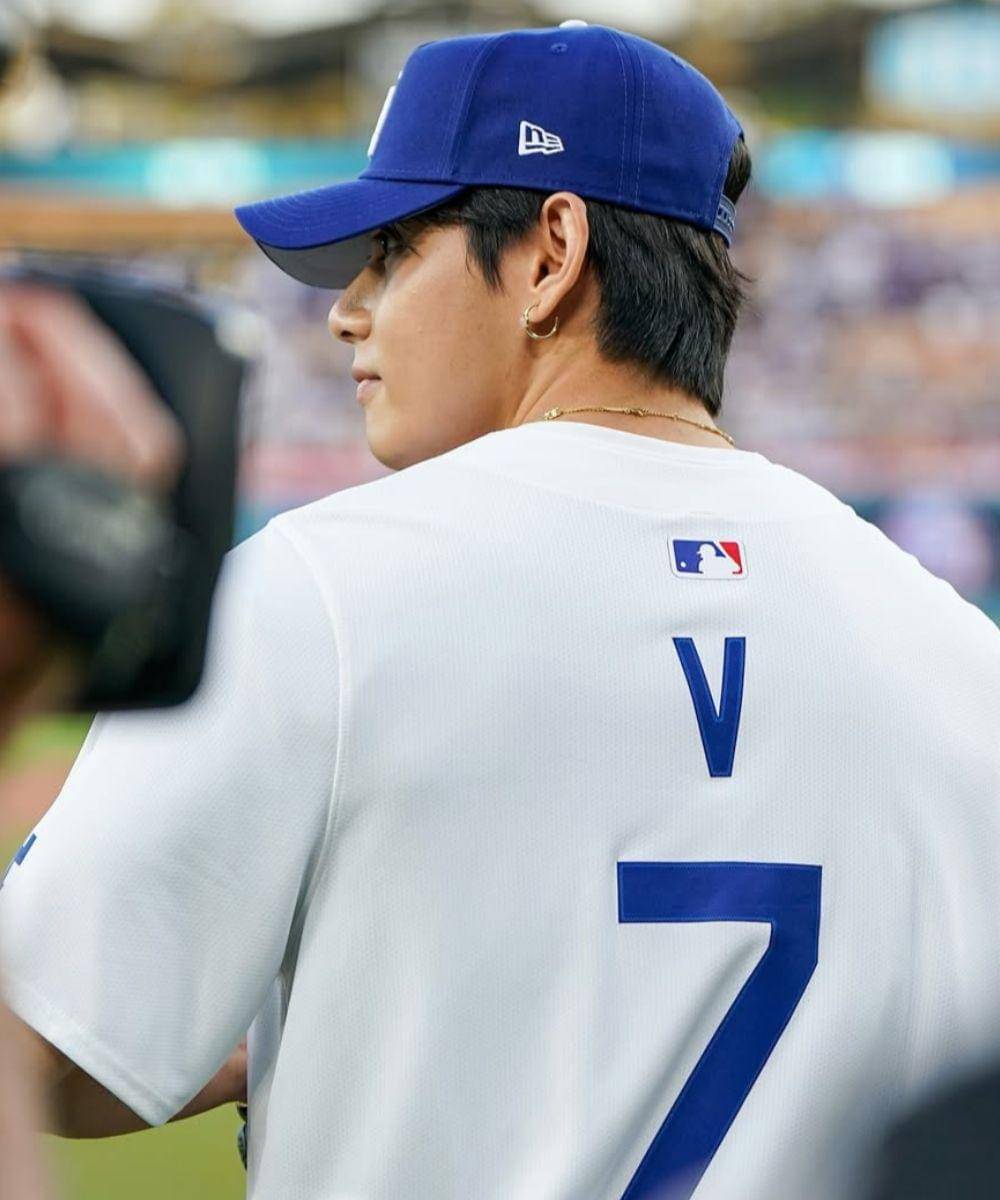 Gaya V BTS saat Hadiri Pertandingan Dodgers, Aura Cool Maksimal
