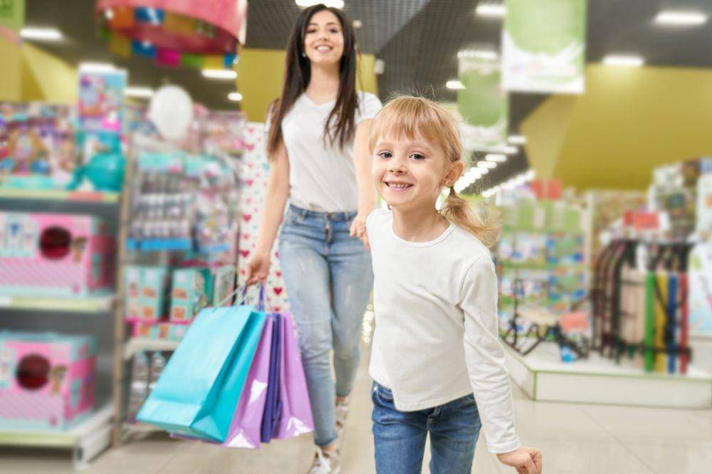 Girl keeping hand of mom