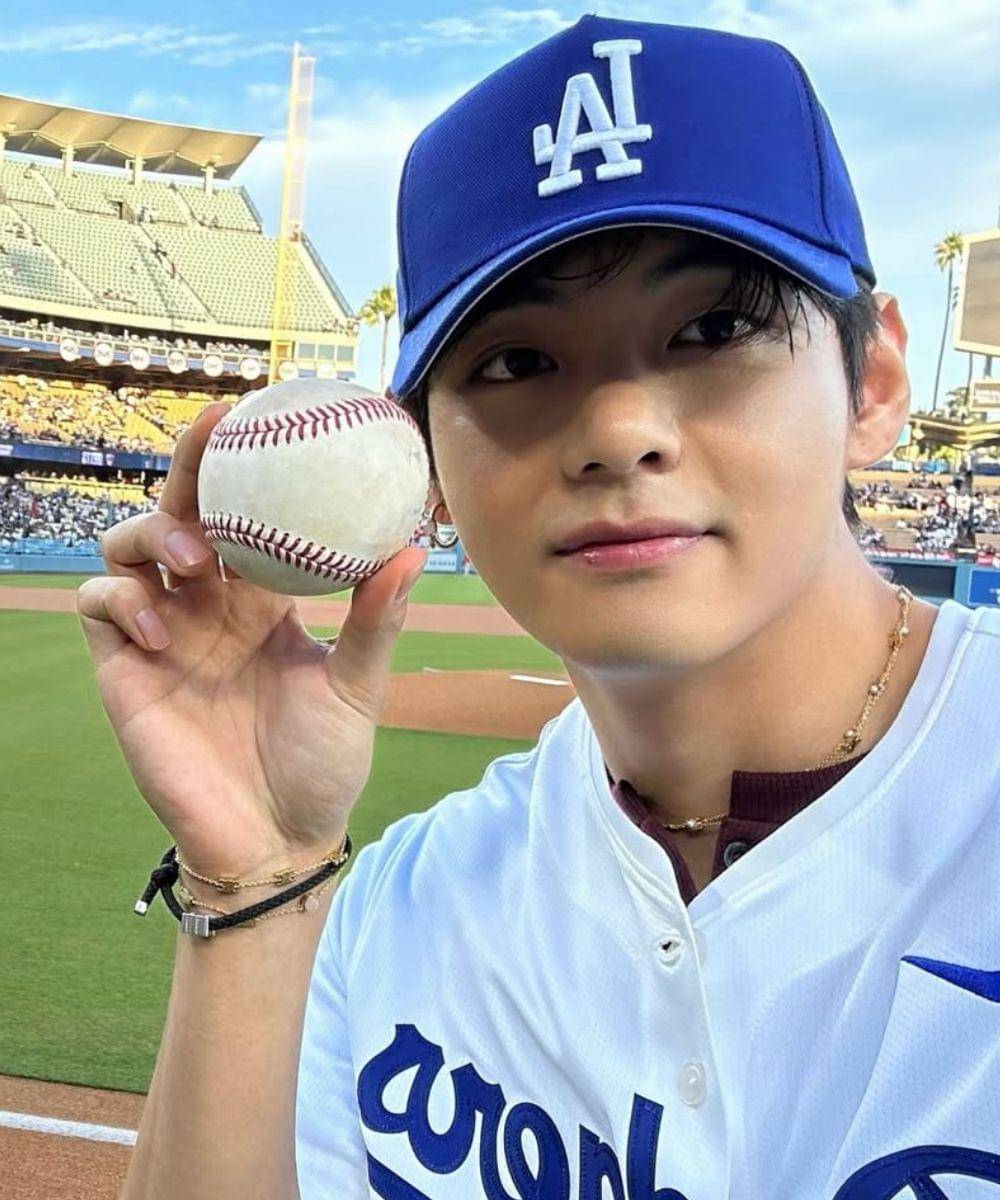 Gaya V BTS saat Hadiri Pertandingan Dodgers, Aura Cool Maksimal