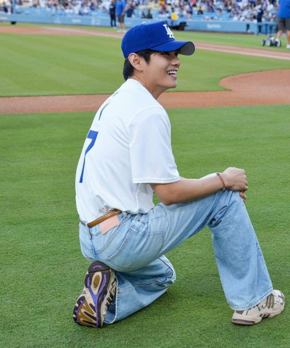 Gaya V BTS saat Hadiri Pertandingan Dodgers, Aura Cool Maksimal