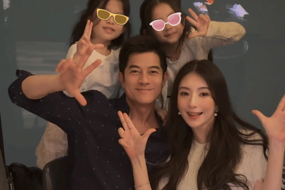 Aaron Kwok mengumumkan kabar kehamilan sang istri saat perayaan Hari Ayah.png