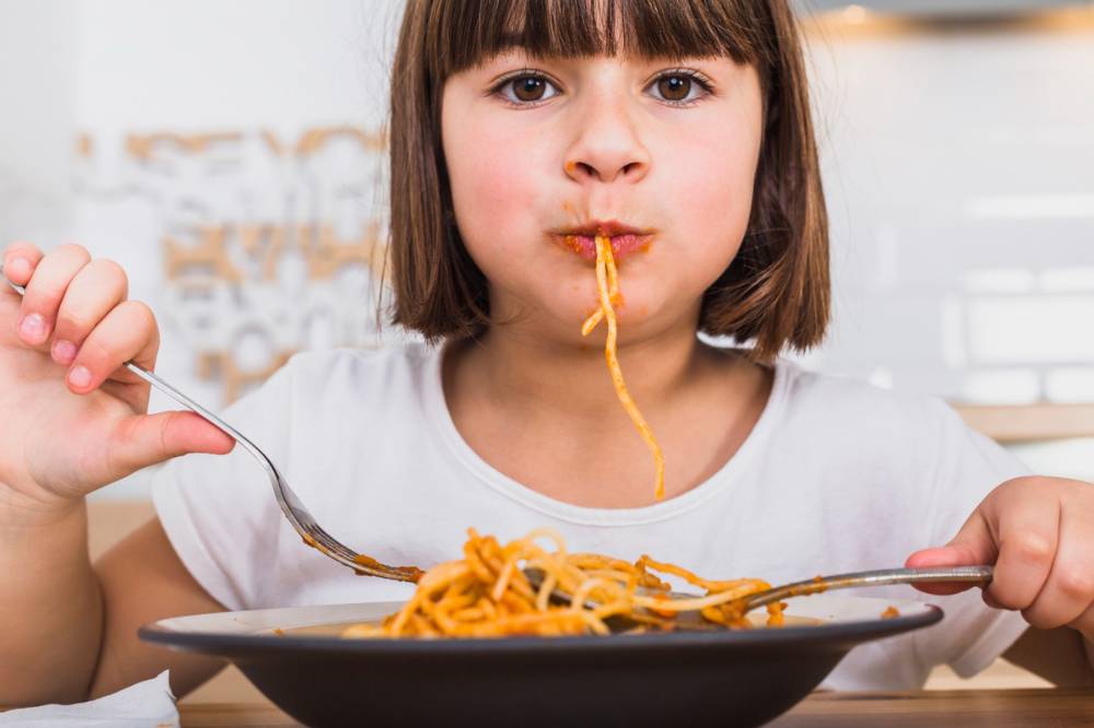 Anak mengonsumsi makanan instan