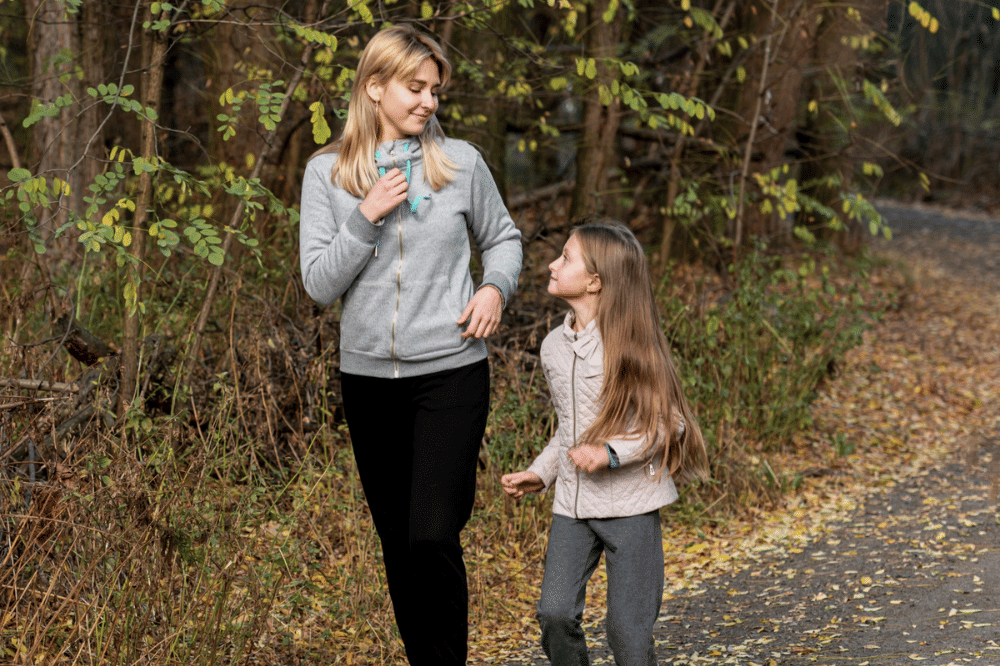 Mama berjalan kaki bersama anaknya