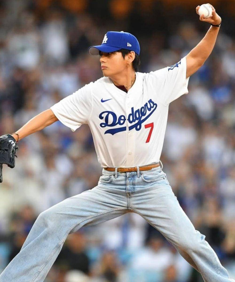 Gaya V BTS saat Hadiri Pertandingan Dodgers, Aura Cool Maksimal
