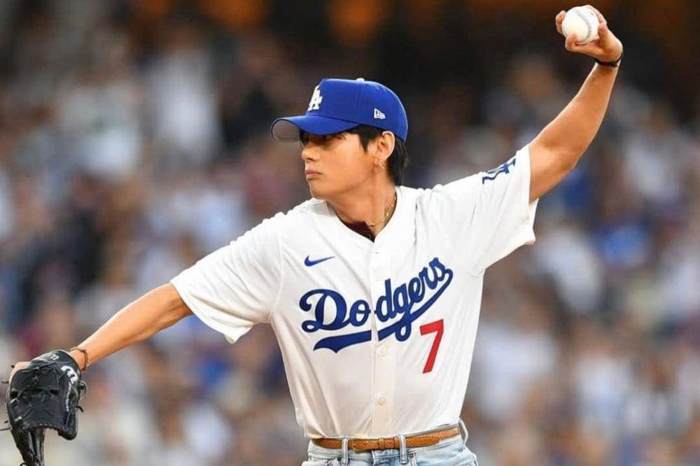 Gaya V BTS saat Hadiri Pertandingan Dodgers, Aura Cool Maksimal