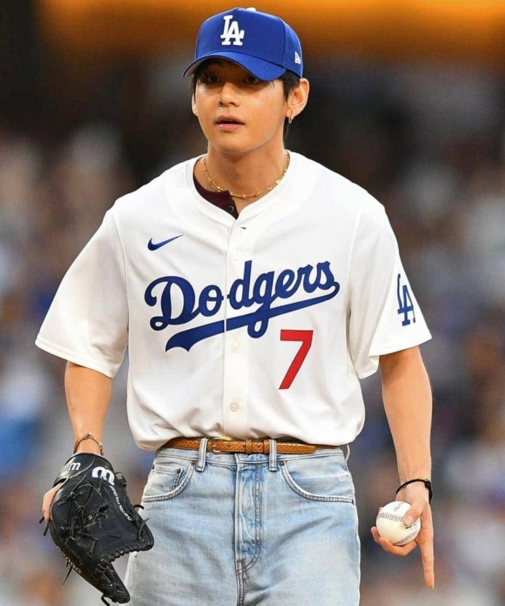 Gaya V BTS saat Hadiri Pertandingan Dodgers, Aura Cool Maksimal