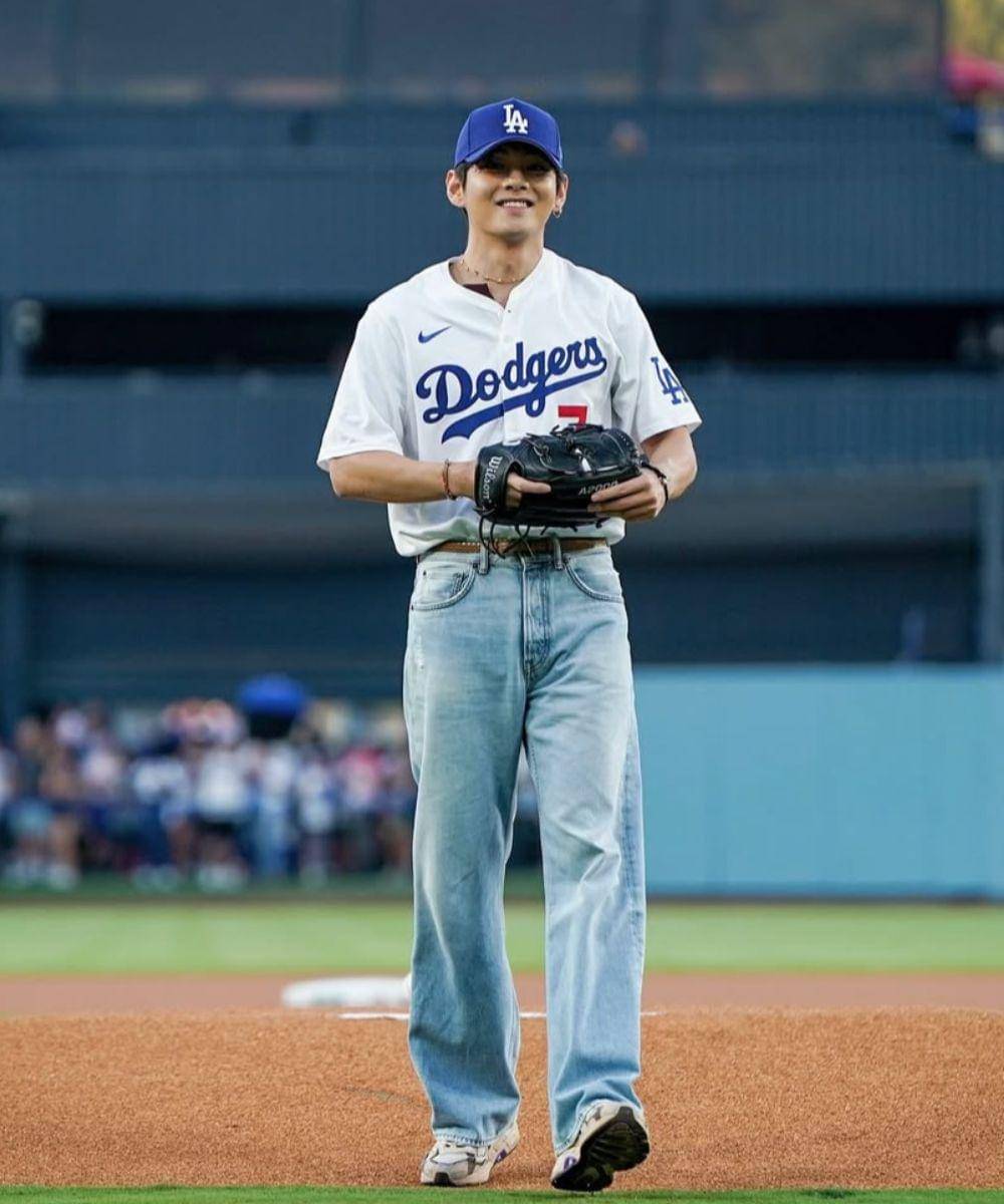 Gaya V BTS saat Hadiri Pertandingan Dodgers, Aura Cool Maksimal