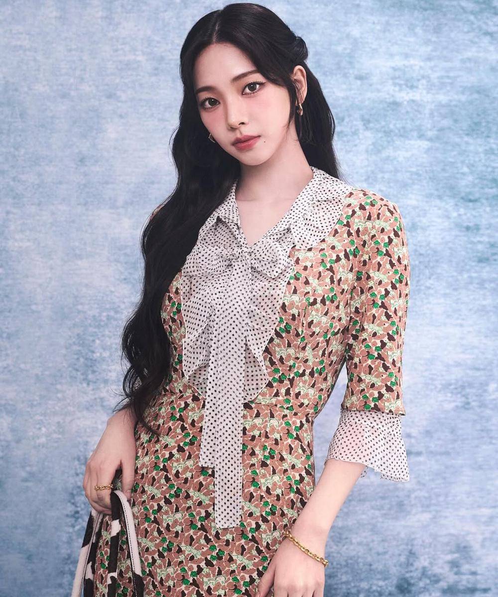 Artis Korea dengan Balutan Brand Prada 1.jpg