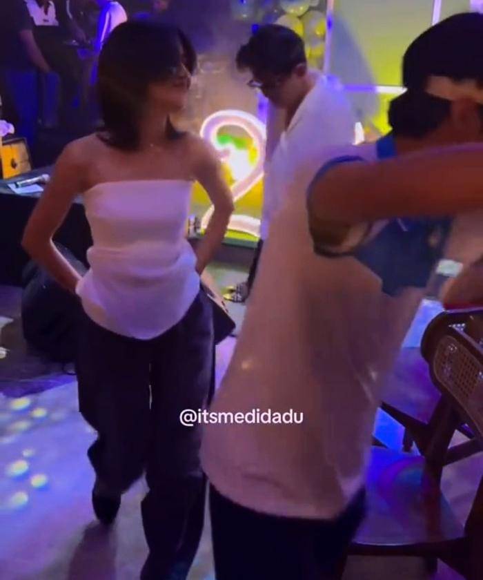 Gaya Artis saat Hadiri Ulang Tahun Davina Karamoy 5.jpg