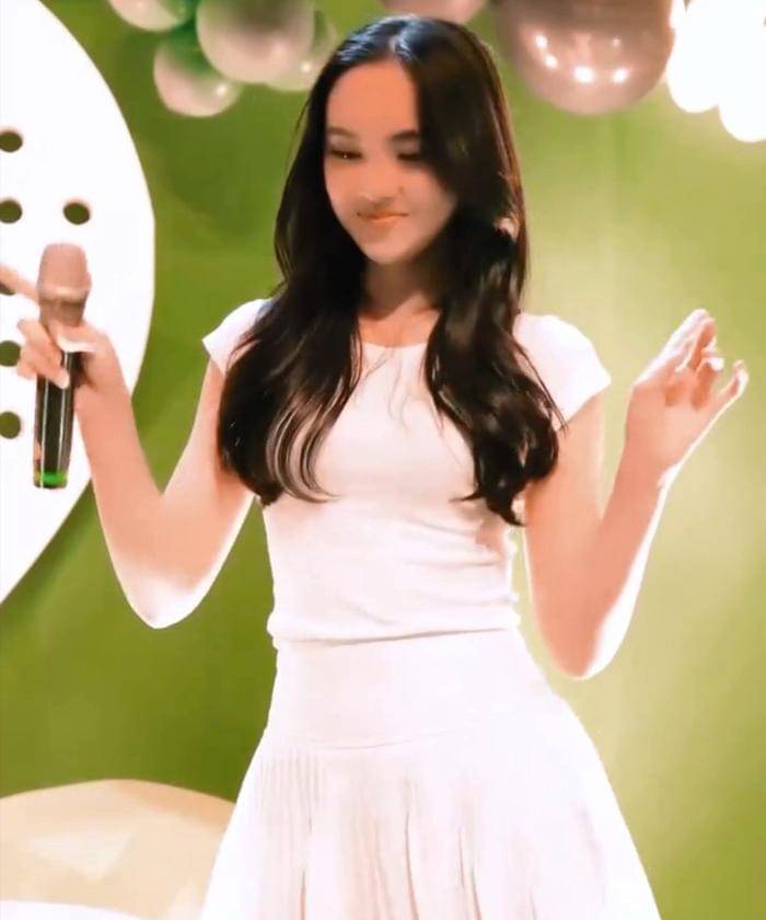 Gaya Artis saat Hadiri Ulang Tahun Davina Karamoy 1.jpg