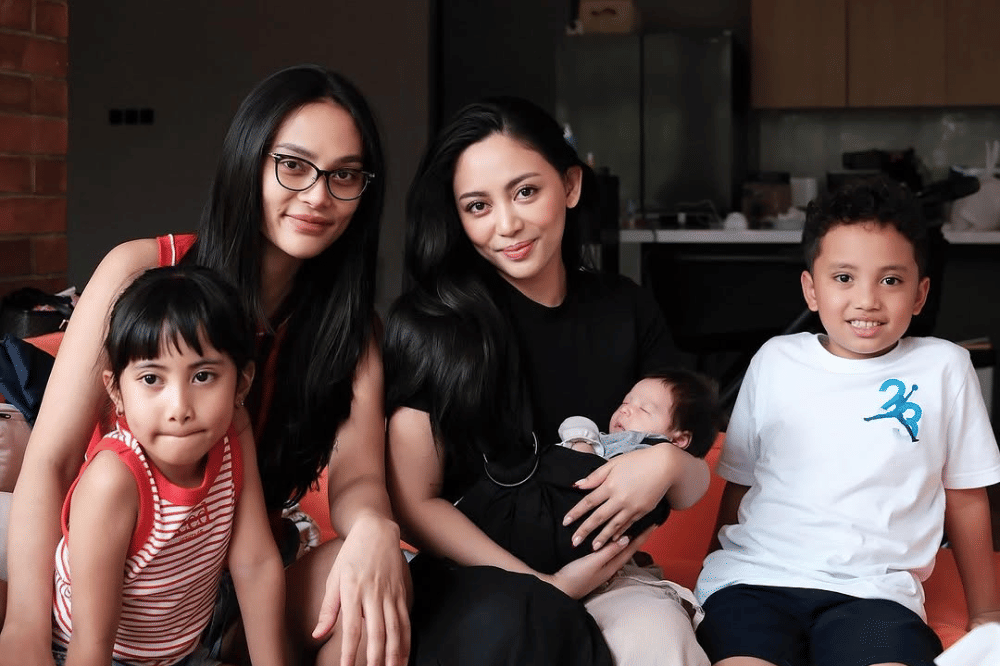 Momen Rachel Vennya Ajari Erica Carlina Cara Menggendong Bayi 1.png