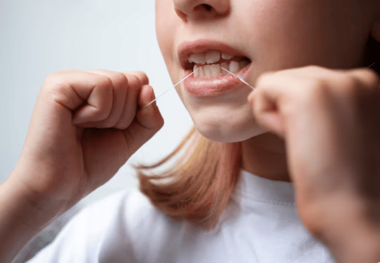 ilustrasi membersihkan dengan benang gigi (freepik.com/raw