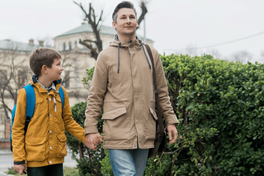 Papa dan anak sedang berjalan