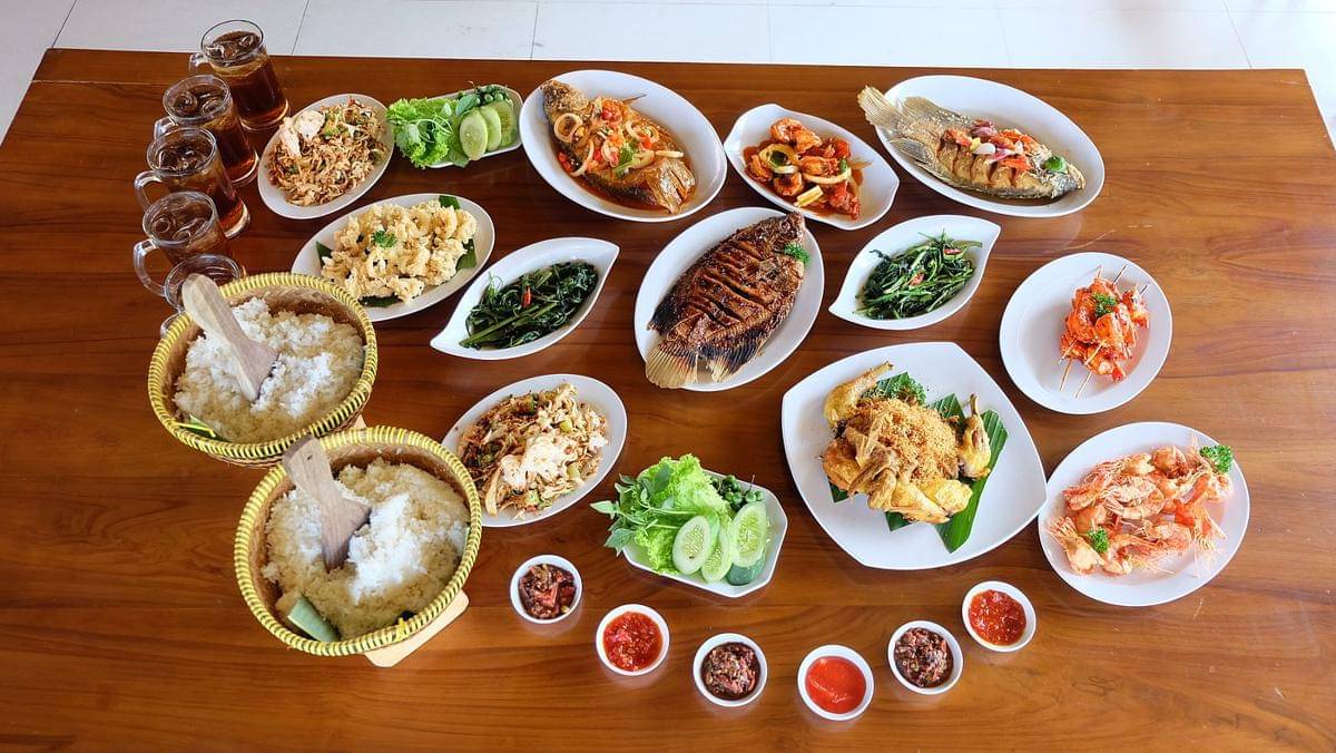 7 Tempat Wisata Kuliner Bekasi, Nyaman Untuk Makan Bareng Keluarga