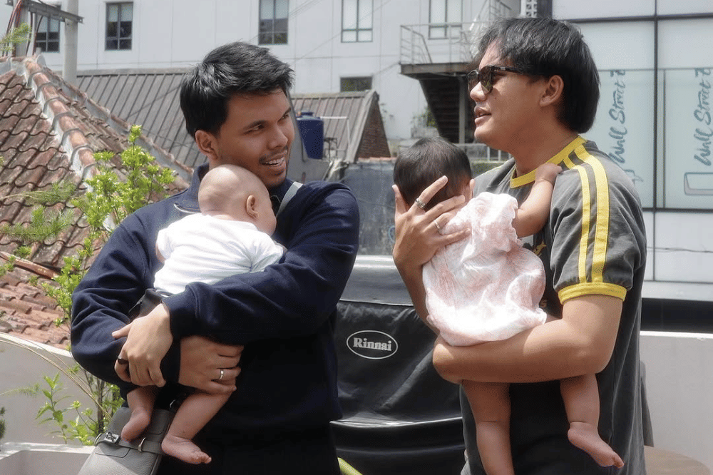 Foto Mahalini Gendong Selina 7.png