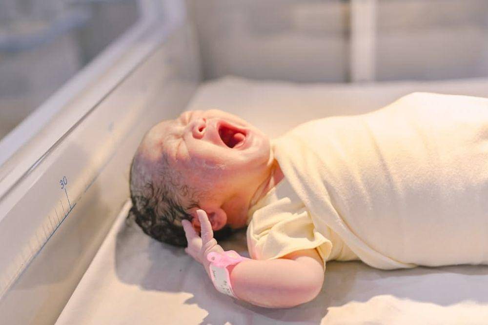 5 Potret Komika Apos Hutagaol Dikaruniai Anak Pertama (2).jpg