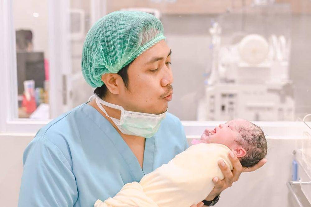 5 Potret Komika Apos Hutagaol Dikaruniai Anak Pertama.jpg