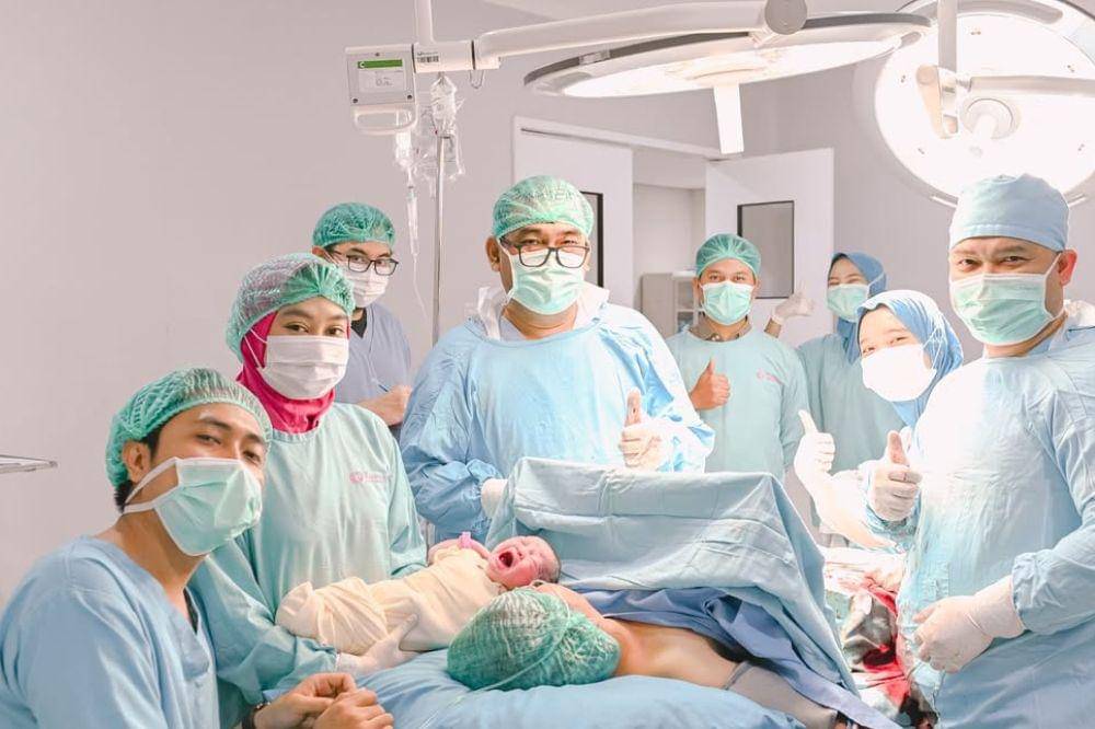 5 Potret Komika Apos Hutagaol Dikaruniai Anak Pertama (3).jpg