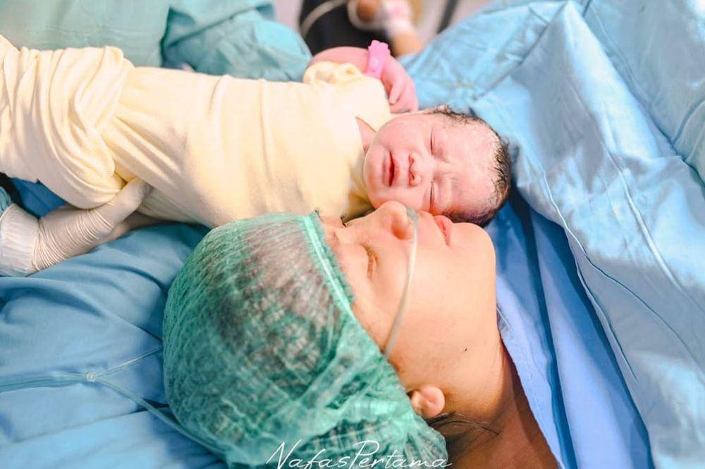 5 Potret Komika Apos Hutagaol Dikaruniai Anak Pertama (1).jpg