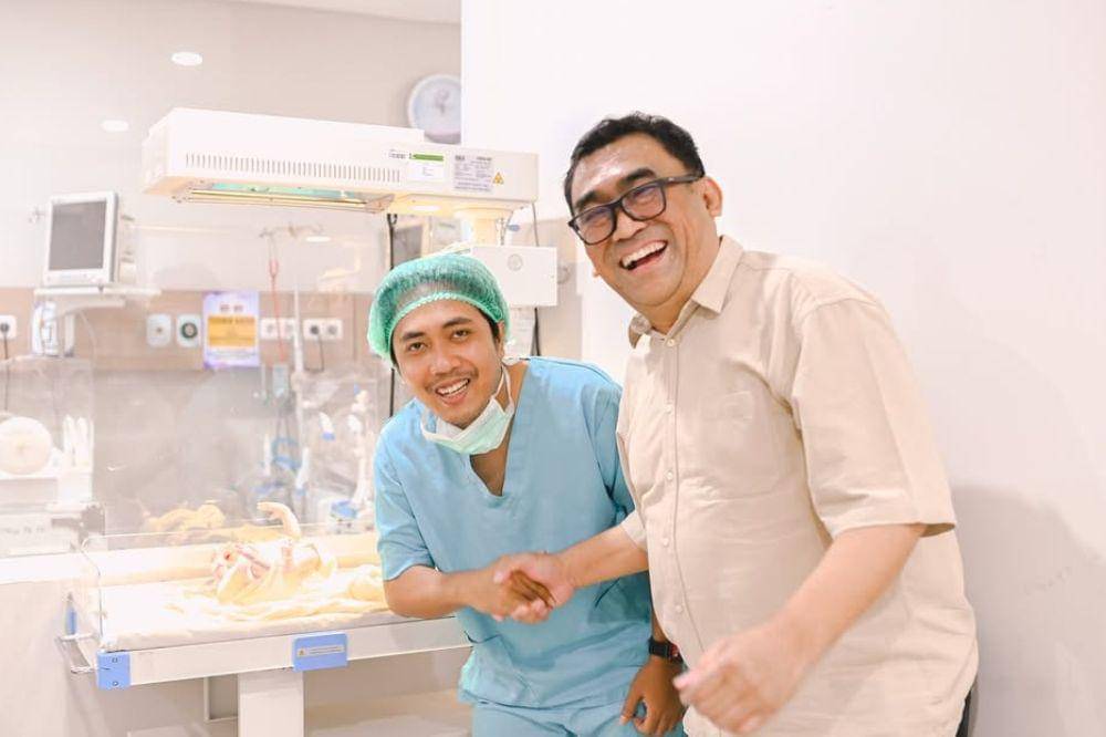 5 Potret Komika Apos Hutagaol Dikaruniai Anak Pertama (4).jpg