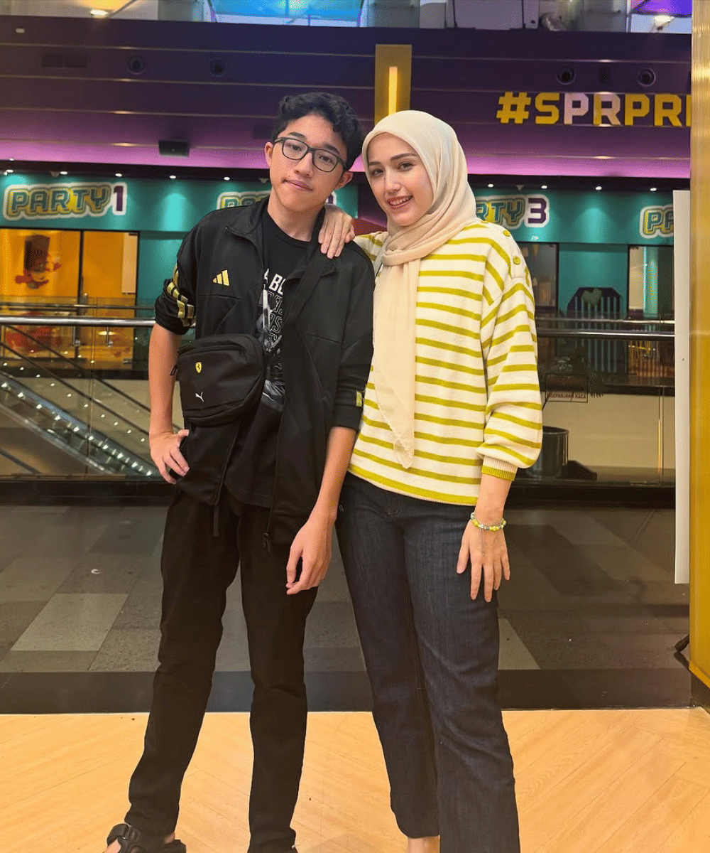 Adelia Pasha dengan anaknya Dewa