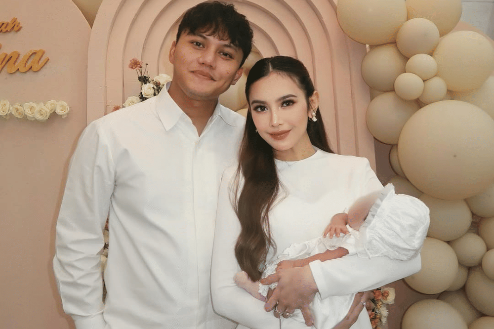 Foto Mahalini Gendong Selina 3.png