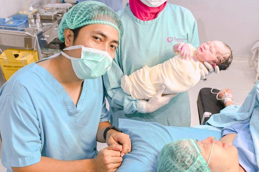 5 Potret Komika Apos Hutagaol Dikaruniai Anak Pertama (5).jpg