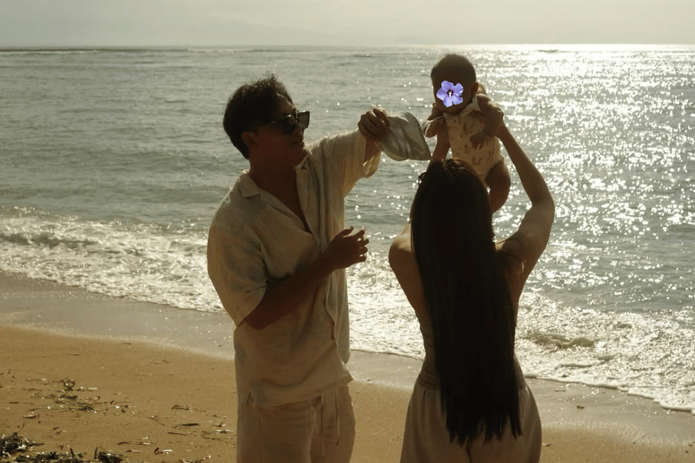 Foto Mahalini Gendong Selina 2.png