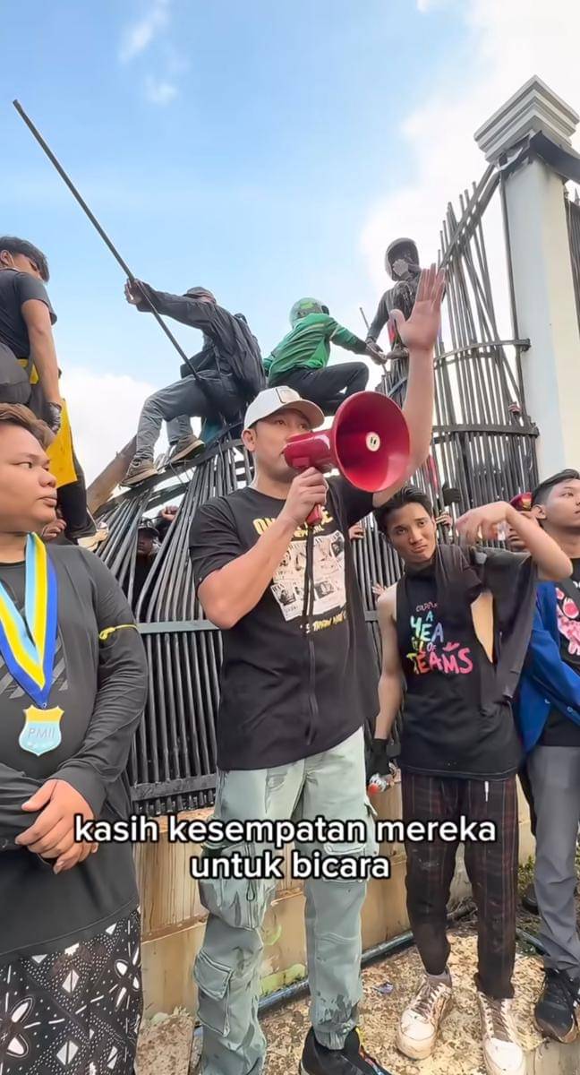 Denny Sumargo ikut demo DPR. (Instagram.com/sumargodenny) 