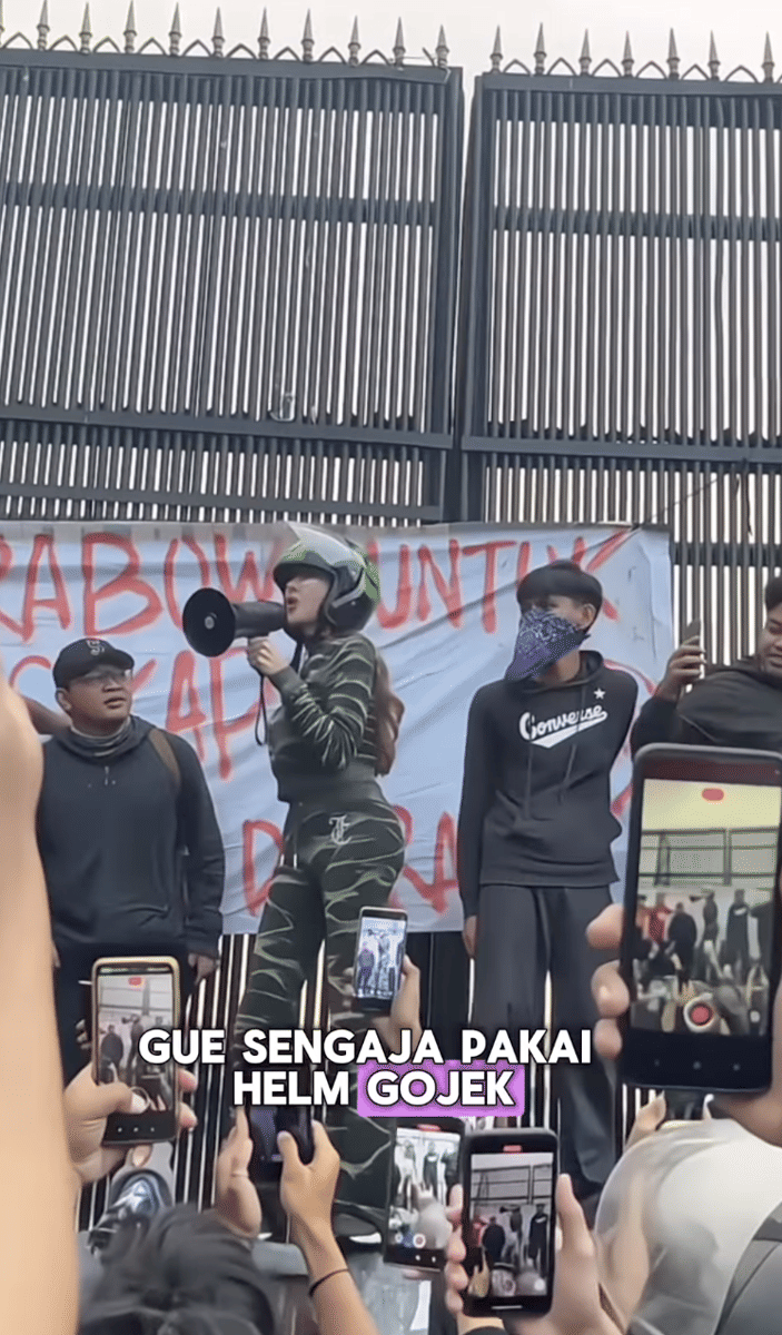 potret Lucinta Luna ikut aksi demo di DPR