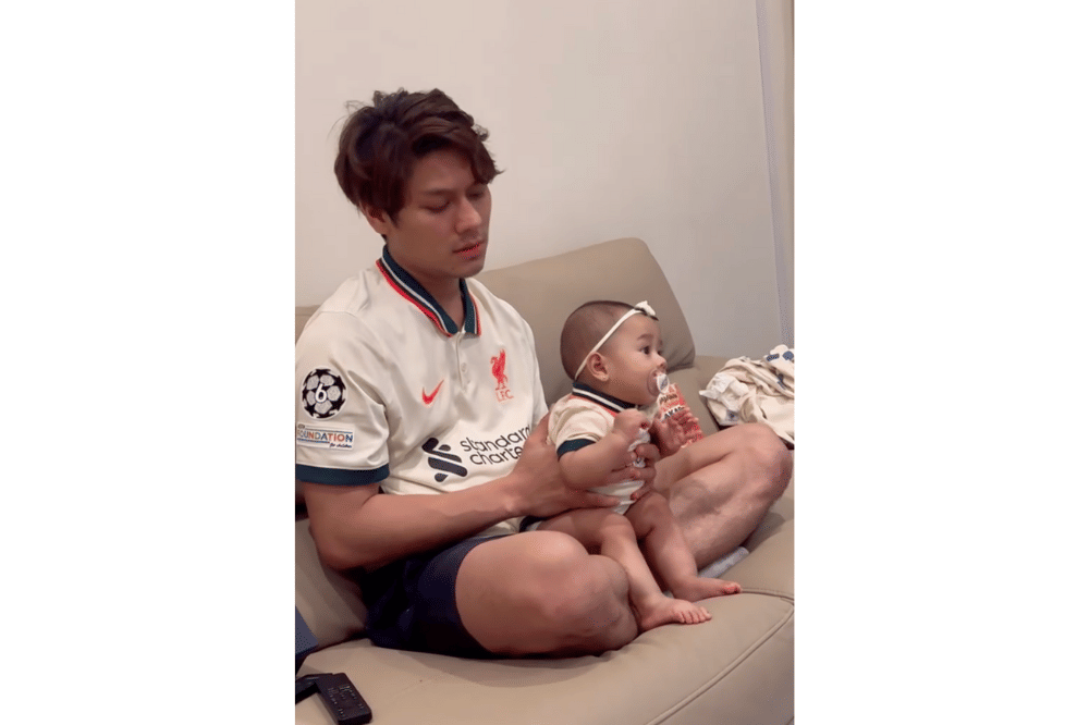 Billar dan Baby Leshia tampil kompak dalam balutan jersey Liverpool.png