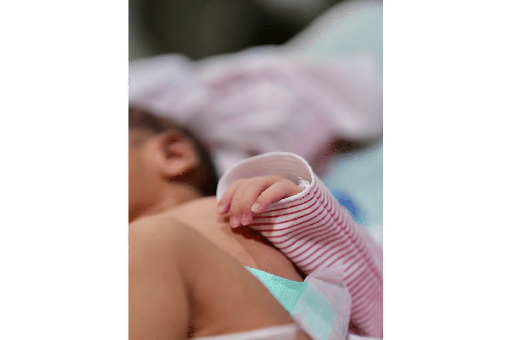 Momen Andra Gitaris Dewa 19 Resmi Jadi Kakek 3.png