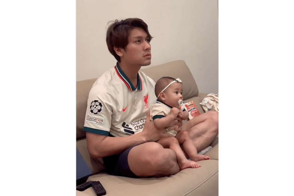 Baby Leshia tampil gemas dengan bando dan empeng.png