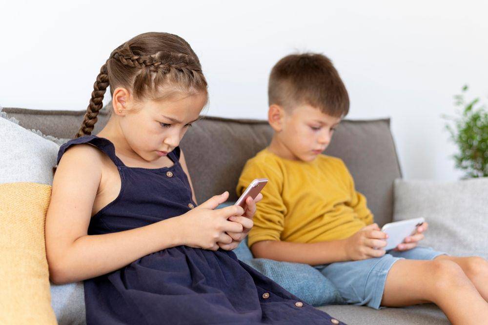 Kids use smartphone