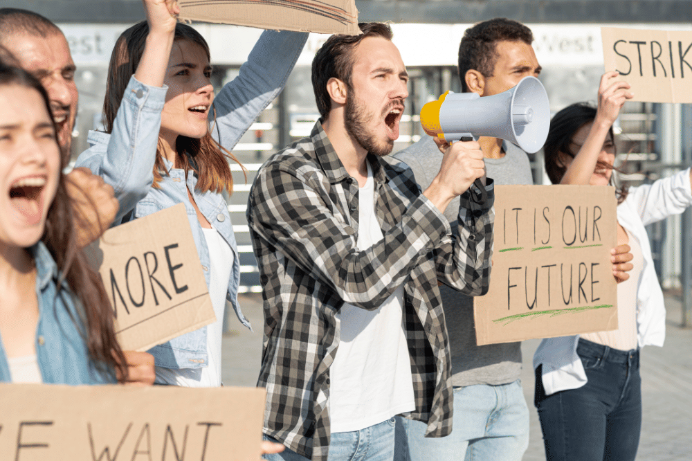 7 Cara Menjelaskan Demo kepada Anak Tanpa Membuatnya Takut