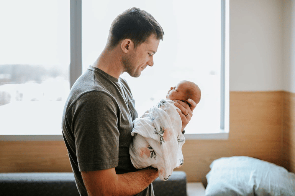 Dady and newborn.png