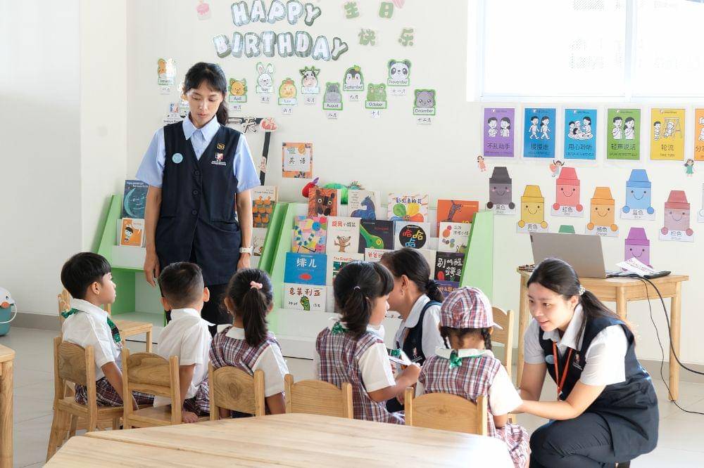 Guru dan siswa di kelas