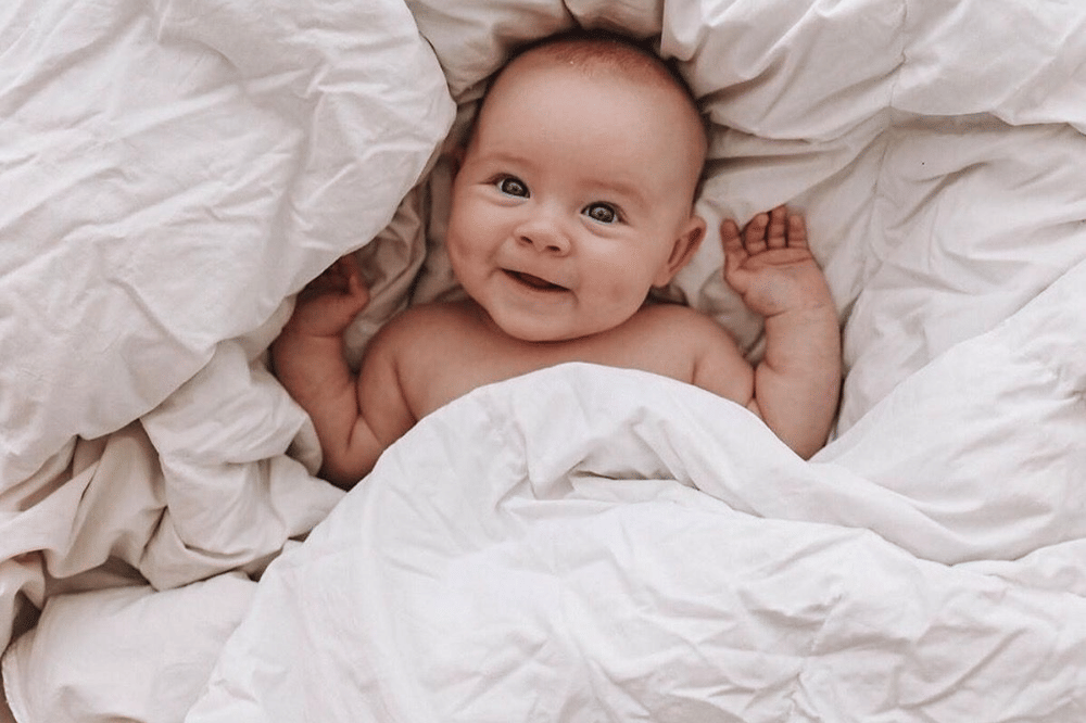 Bayi melihat tangan .png