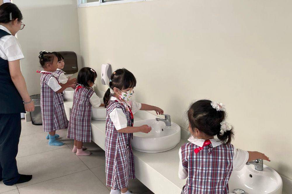 Anak-anak mencuci tangan di wastafel