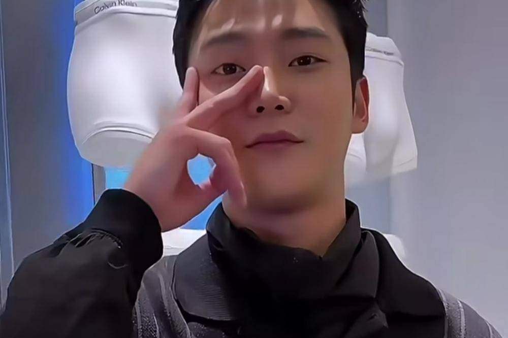 Penampilan Terbaru Rowoon di Calvin Klein yang Bikin Heboh.jpg