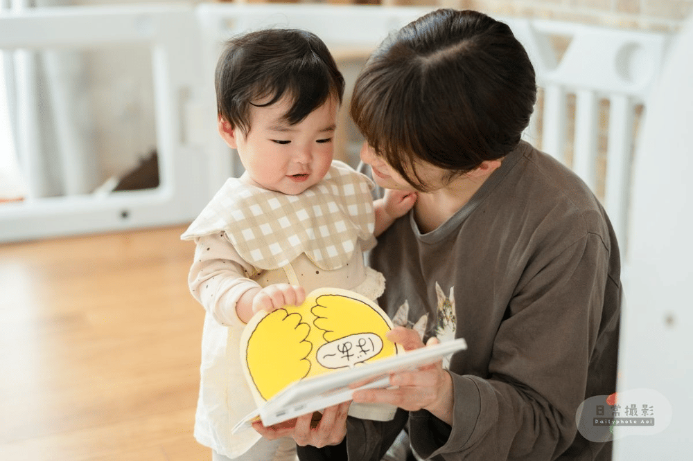 Bayi membaca buku.png