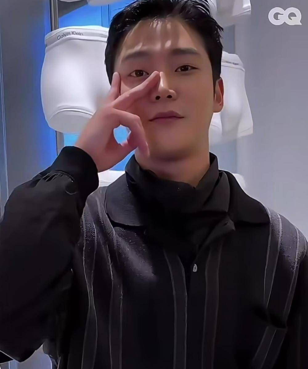 Penampilan Terbaru Rowoon di Calvin Klein yang Bikin Heboh