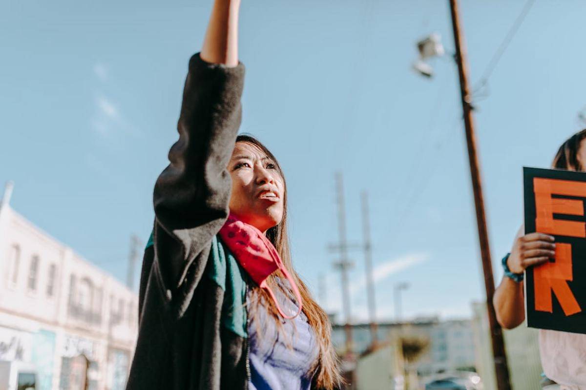 ilustrasi tetap suportif meski tidak ikut demo (pexels.com/RDNE Stock project)