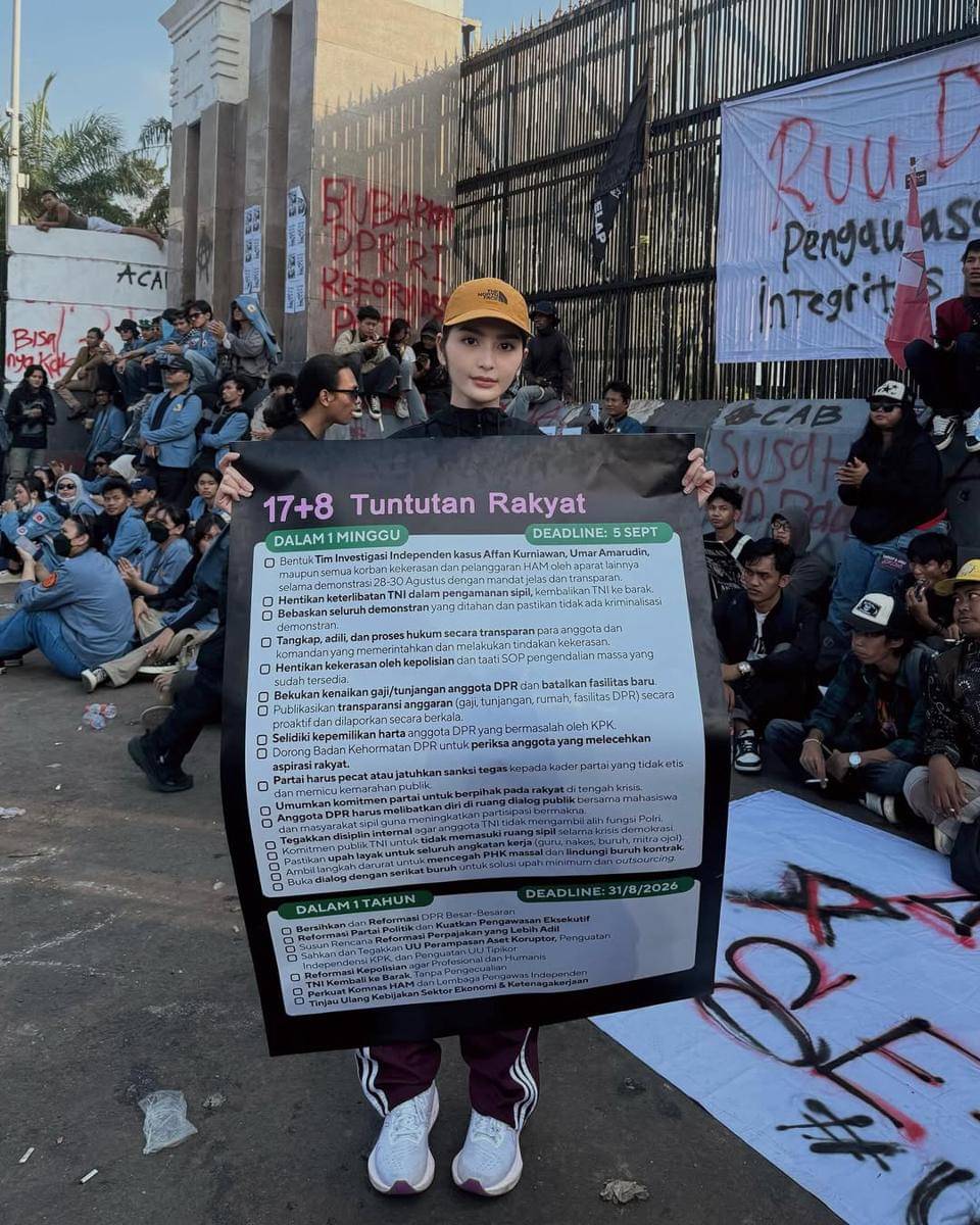 potret Debi Sagita ikut demo (instagram.com/debisagita)